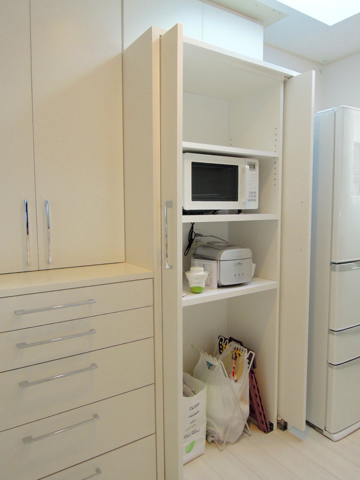Esempio di una cucina minimalista con ante lisce, ante bianche, elettrodomestici bianchi, pavimento in compensato, nessuna isola e pavimento bianco