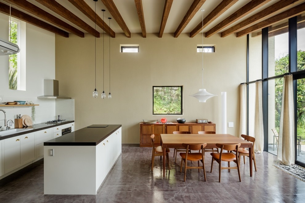 Esempio di una cucina classica con ante bianche, lavello da incasso, ante lisce, paraspruzzi bianco e pavimento grigio