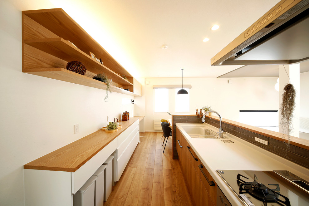 札幌にあるミッドセンチュリースタイルのおしゃれなキッチンの写真