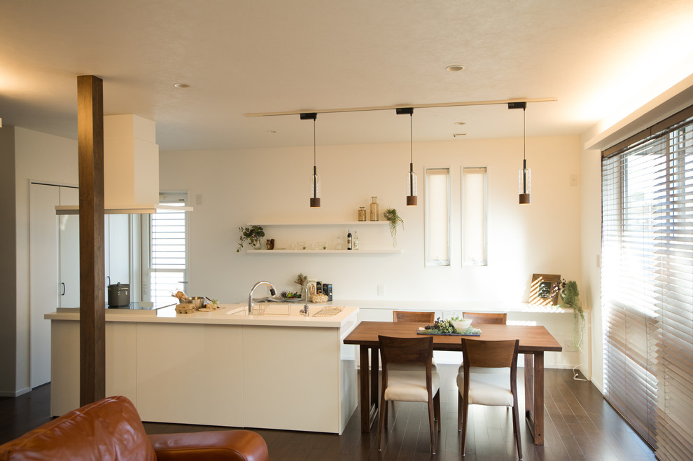 Immagine di una cucina ad ambiente unico etnica con pavimento in legno massello medio e pavimento marrone