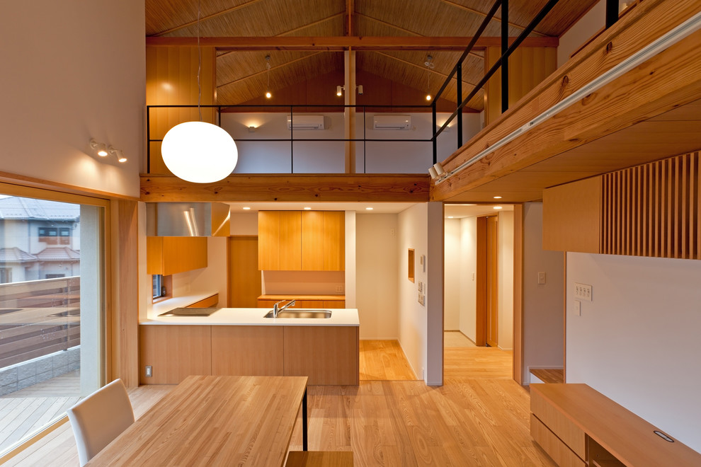 Exemple d'une cuisine ouverte asiatique en L et bois brun avec un sol en bois brun, un sol marron, un évier 1 bac et un placard à porte plane.