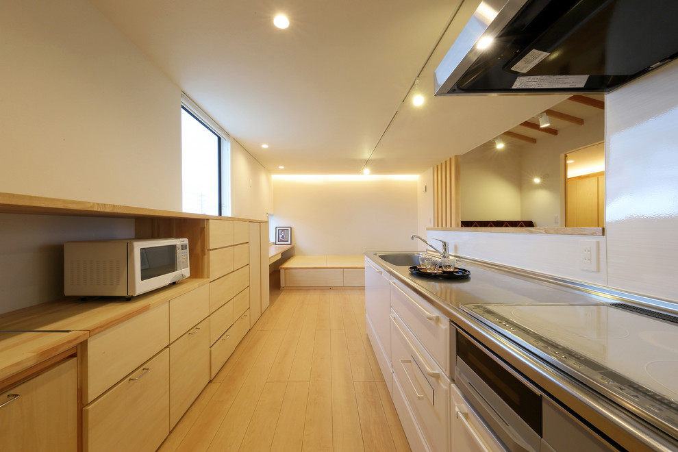 他の地域にある和風のおしゃれなキッチン (淡色無垢フローリング、ベージュの床) の写真