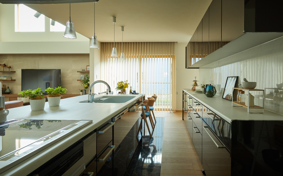 Источник вдохновения для домашнего уюта: прямая кухня-гостиная в современном стиле с монолитной мойкой, плоскими фасадами, светлым паркетным полом, полуостровом, бежевым полом и белой столешницей