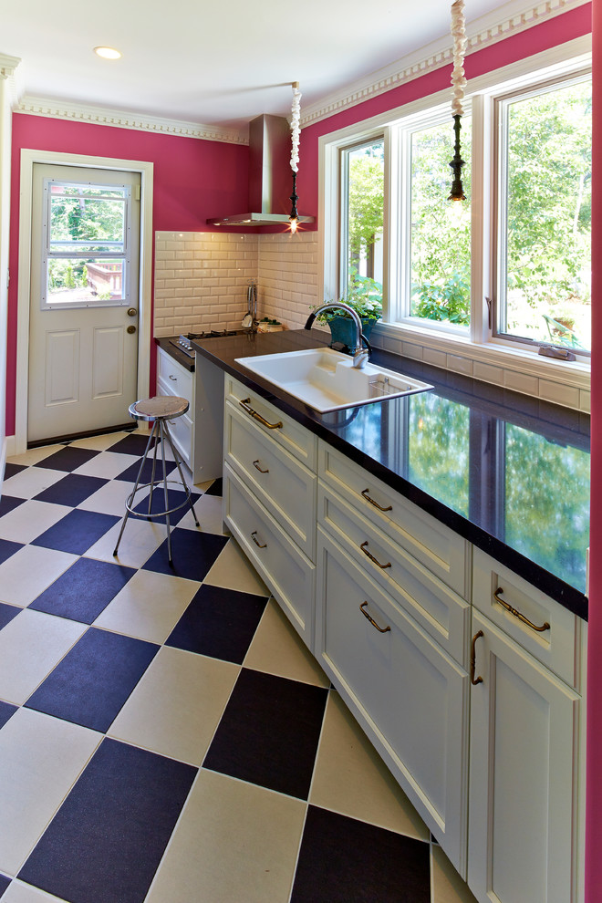 На фото: отдельная, прямая кухня в классическом стиле с белыми фасадами, мраморной столешницей, разноцветным полом, одинарной мойкой и белым фартуком