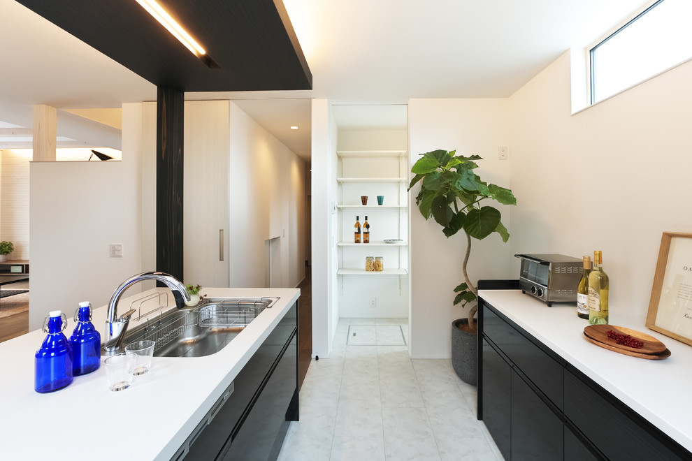 Exempel på ett modernt kök med öppen planlösning, med flerfärgat golv