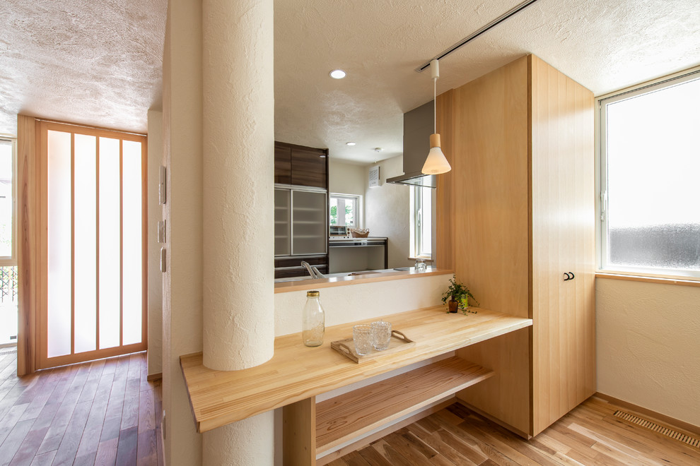 Свежая идея для дизайна: прямая кухня-гостиная в скандинавском стиле с коричневыми фасадами, паркетным полом среднего тона, полуостровом и коричневым полом - отличное фото интерьера