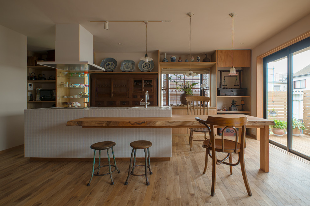 Источник вдохновения для домашнего уюта: кухня-гостиная в восточном стиле с паркетным полом среднего тона и коричневым полом