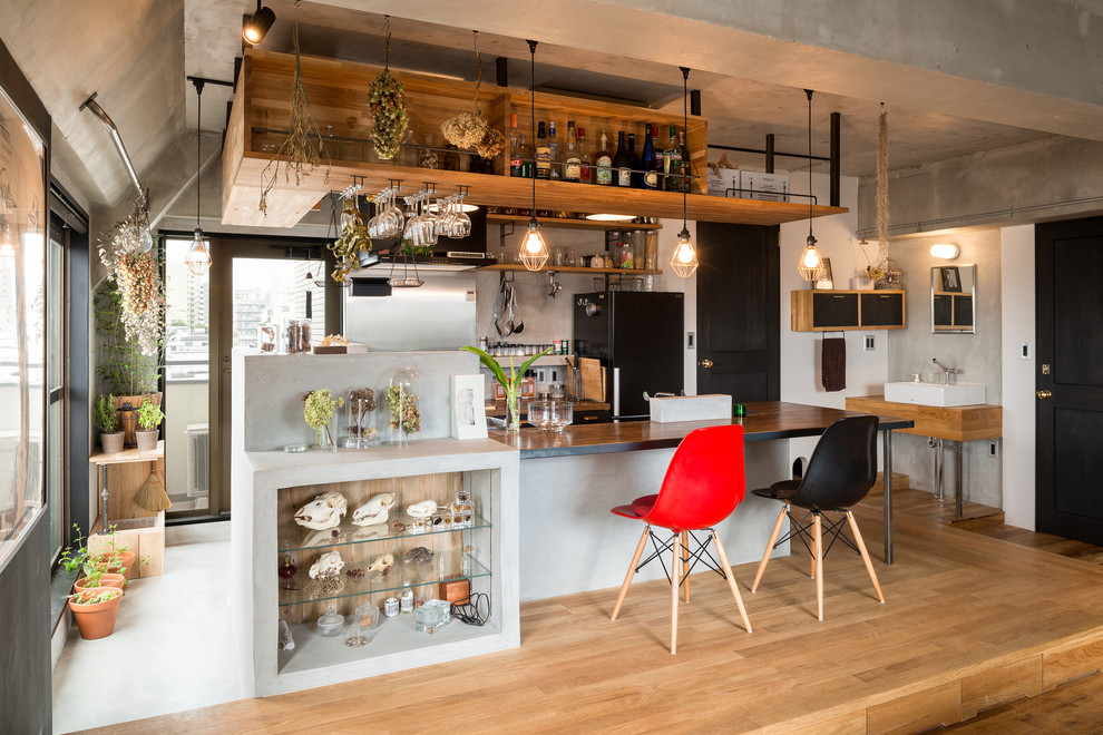 Imagen de cocina urbana con suelo de madera en tonos medios