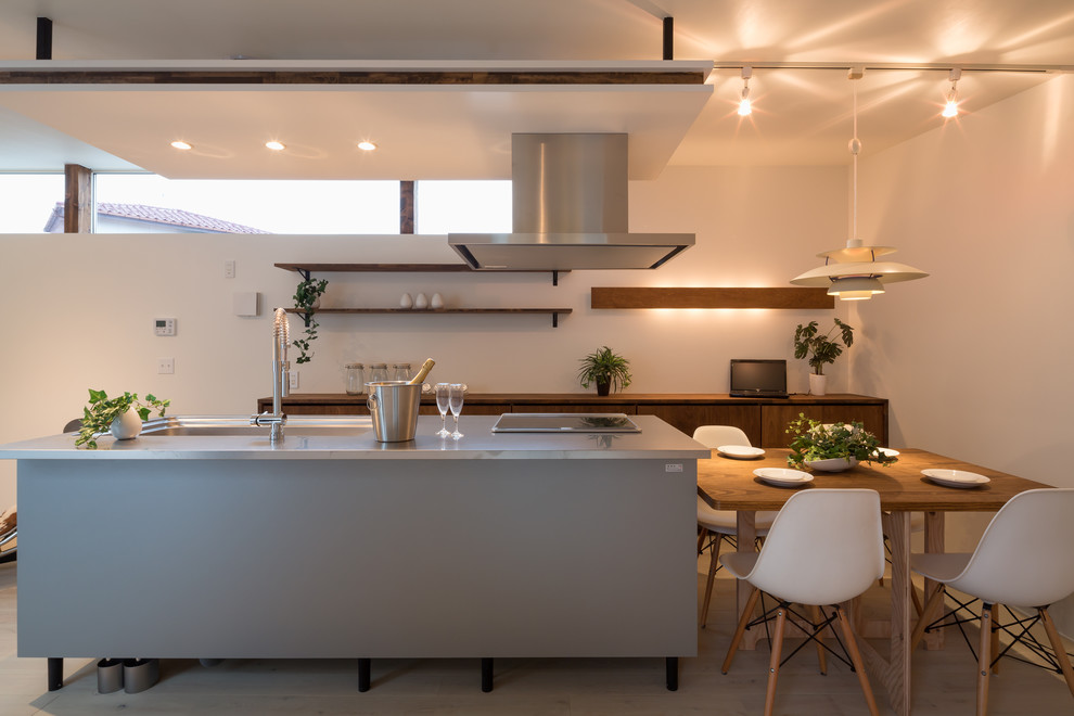 Immagine di una cucina design con pavimento grigio
