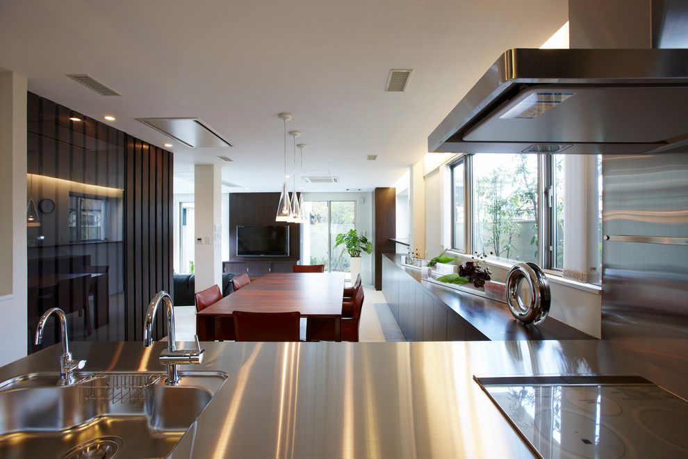 Foto di una cucina ad ambiente unico design con top in acciaio inossidabile