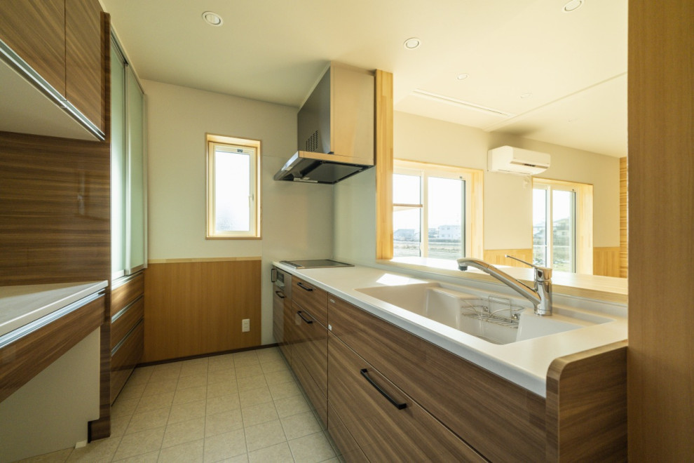 Пример оригинального дизайна: кухня среднего размера в восточном стиле с зеленым полом и потолком с обоями