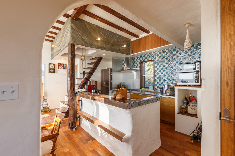 Zweizeilige Eklektische Küche mit flächenbündigen Schrankfronten, braunen Schränken, braunem Holzboden, Kücheninsel, braunem Boden und brauner Arbeitsplatte in Yokohama