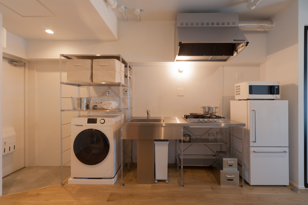 他の地域にある北欧スタイルのおしゃれなキッチン (シングルシンク、ステンレスカウンター、無垢フローリング、茶色い床) の写真