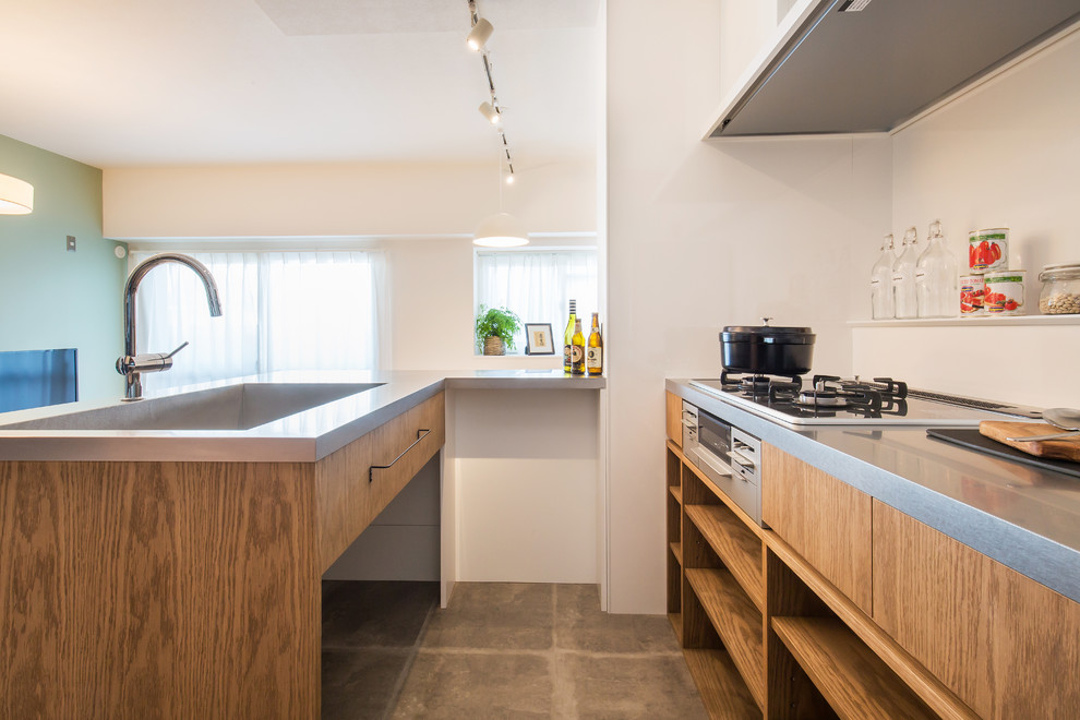 Idéer för att renovera ett skandinaviskt kök, med en enkel diskho, öppna hyllor, skåp i mellenmörkt trä, bänkskiva i rostfritt stål, vitt stänkskydd, en köksö och brunt golv