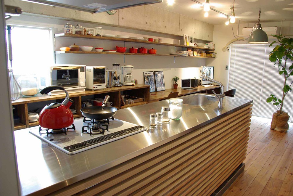 Стильный дизайн: кухня в восточном стиле с открытыми фасадами и паркетным полом среднего тона - последний тренд