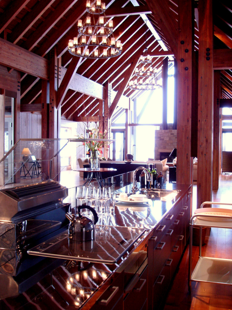 Пример оригинального дизайна: большая параллельная кухня-гостиная в классическом стиле с коричневыми фасадами, столешницей из нержавеющей стали, полом из фанеры, островом и коричневым полом