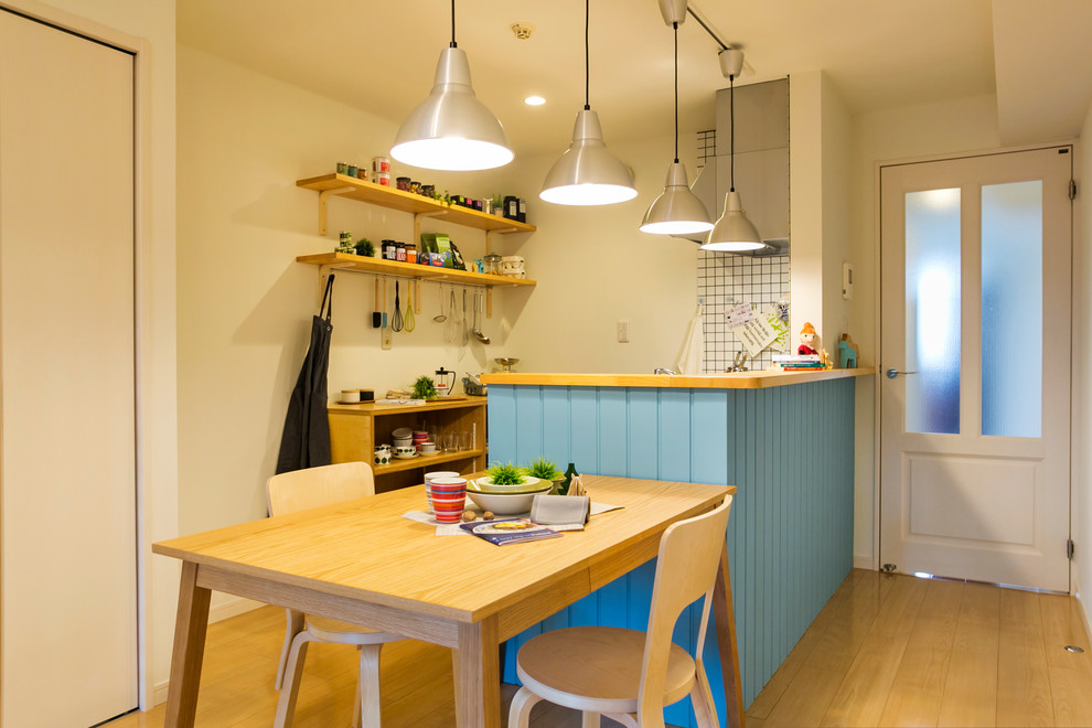 Exemple d'une petite cuisine ouverte scandinave avec un sol en bois brun et un sol marron.