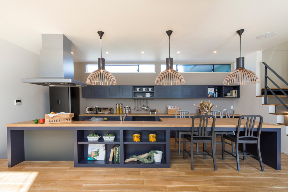 Esempio di una cucina classica con ante in stile shaker, ante blu, top in legno, pavimento in legno massello medio e pavimento marrone