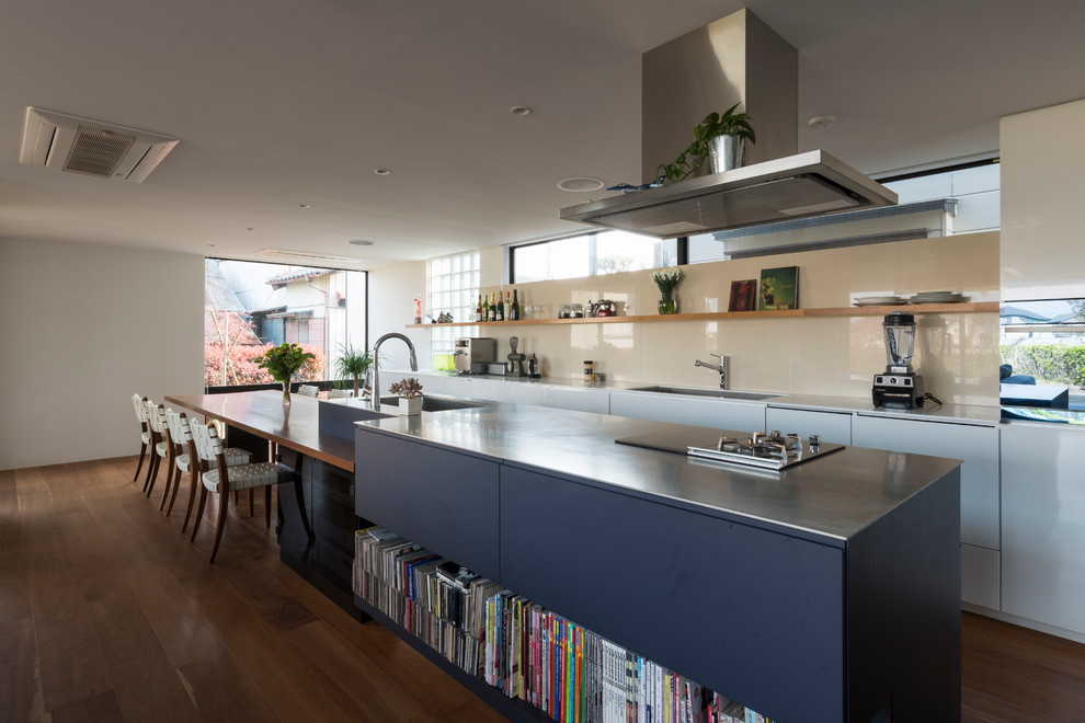 Идея дизайна: большая параллельная кухня-гостиная в стиле модернизм с островом