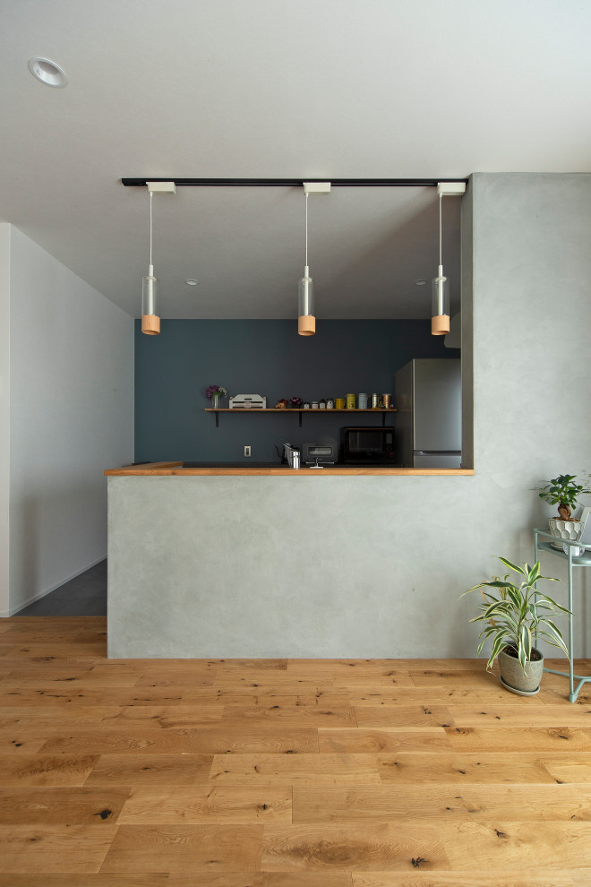 Inspiration för ett litet minimalistiskt kök, med klinkergolv i keramik, en köksö och grått golv