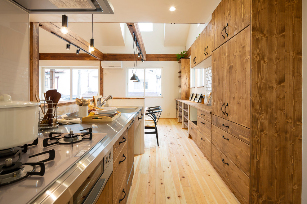 Inspiration för industriella kök med öppen planlösning, med mellanmörkt trägolv och flerfärgat golv