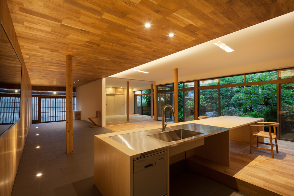 Imagen de cocina comedor de estilo zen con suelo de madera clara