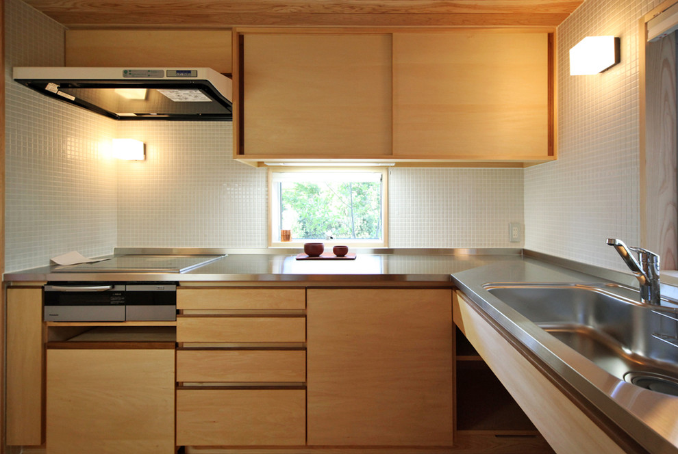 Inspiration for a modern kitchen remodel in Tokyo Suburbs