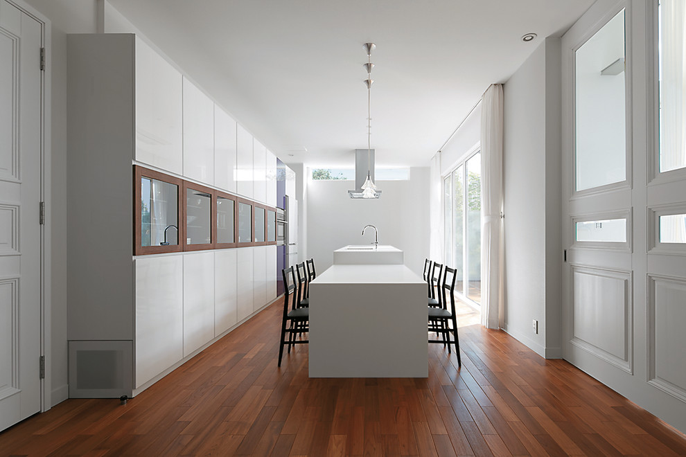 Idee per una cucina abitabile contemporanea con pavimento in legno massello medio
