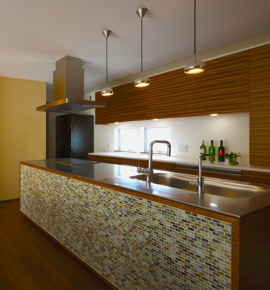 Photo of a contemporary single-wall kitchen in Nagoya with a single-bowl sink, flat-panel cabinets, medium wood cabinets, stainless steel worktops, dark hardwood flooring, an island, brown floors and brown worktops.