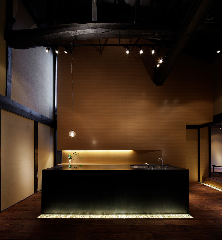 Zweizeilige Moderne Küche mit Unterbauwaschbecken, dunklem Holzboden und Kücheninsel in Kyoto