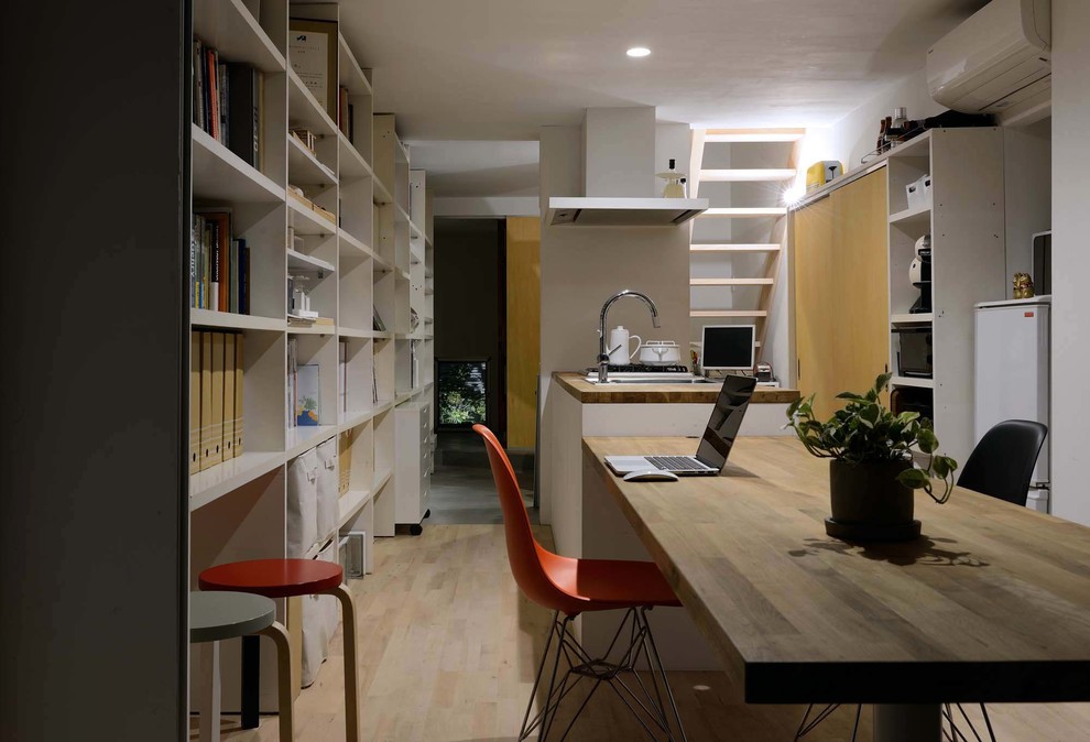 Modern single-wall kitchen/diner in Osaka with a built-in sink, wood worktops, stainless steel appliances, light hardwood flooring and a breakfast bar.