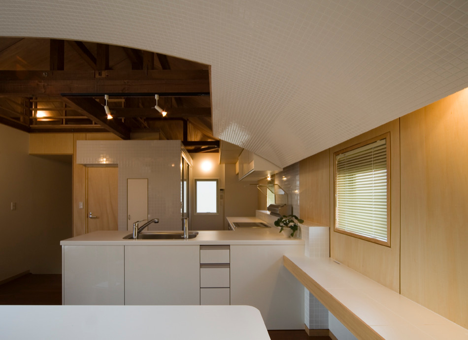 Idéer för att renovera ett litet funkis vit vitt kök, med en nedsänkt diskho, luckor med glaspanel, vita skåp, bänkskiva i koppar, vitt stänkskydd, stänkskydd i keramik, rostfria vitvaror, plywoodgolv och brunt golv