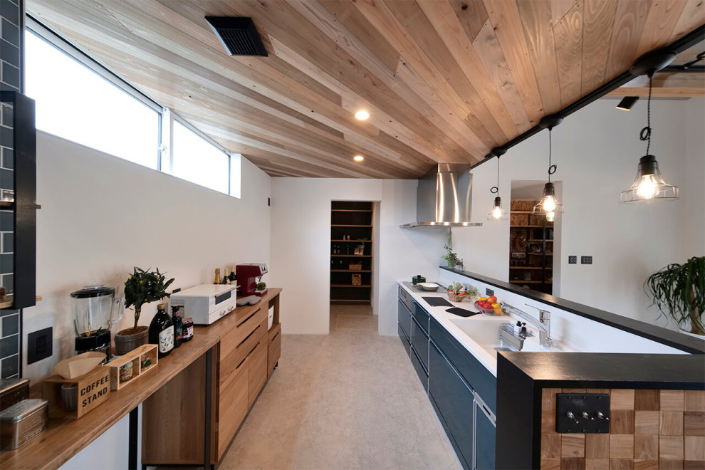 Esempio di una grande cucina parallela design con lavello sottopiano, ante lisce, ante nere, top in legno, nessuna isola, pavimento grigio, top marrone e soffitto in legno
