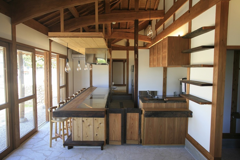 Идея дизайна: прямая кухня среднего размера в восточном стиле с одинарной мойкой, серым полом и коричневой столешницей