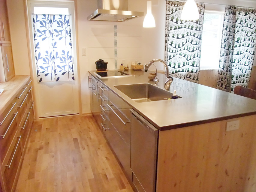 Foto di una cucina scandinava di medie dimensioni con ante a filo e ante grigie