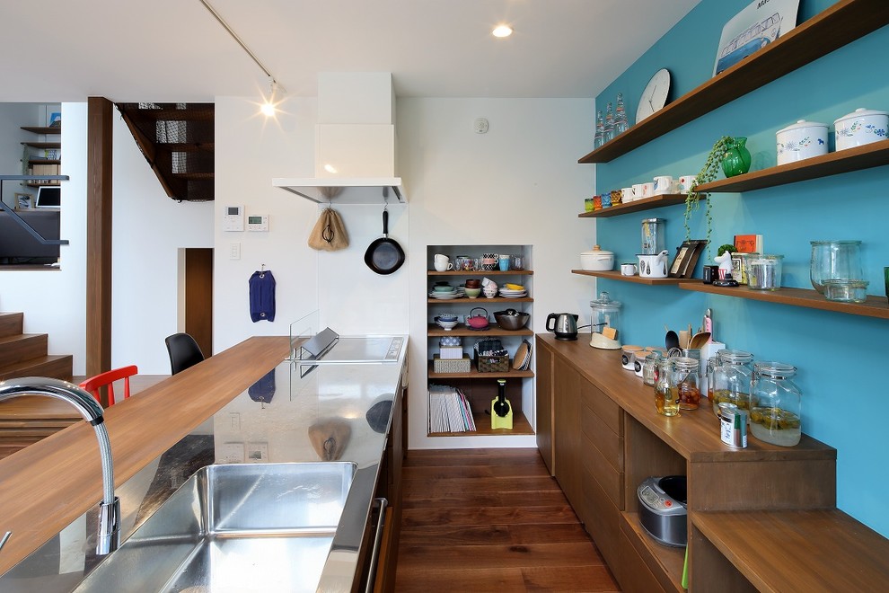 Einzeilige Stilmix Küche mit Edelstahl-Arbeitsplatte in Sonstige