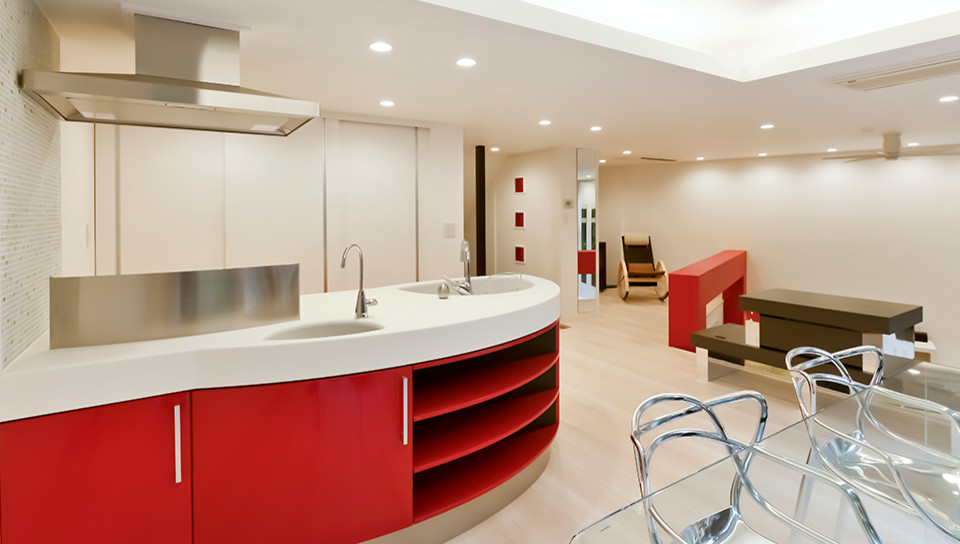 Esempio di una cucina ad ambiente unico minimalista con lavello integrato, ante rosse, top in superficie solida, penisola e top bianco