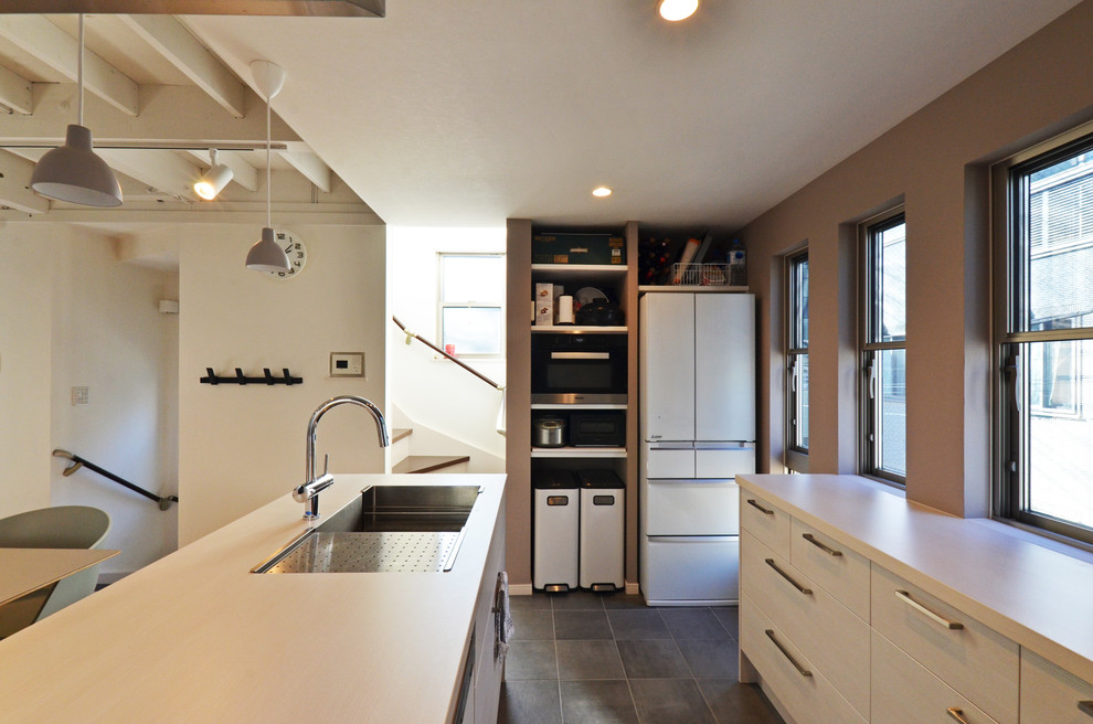 東京23区にある北欧スタイルのおしゃれなキッチン (アンダーカウンターシンク、インセット扉のキャビネット、白いキャビネット、グレーのキッチンパネル、シルバーの調理設備、無垢フローリング、ベージュの床、白いキッチンカウンター) の写真