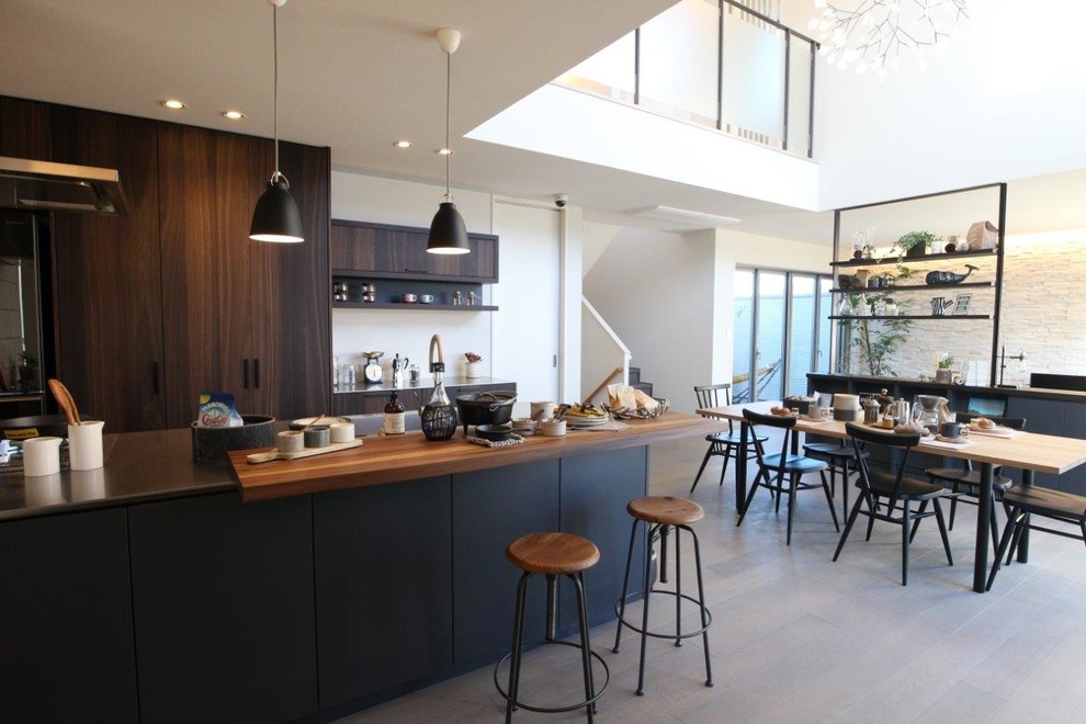 Источник вдохновения для домашнего уюта: параллельная кухня в современном стиле с плоскими фасадами, серым фартуком, островом, обеденным столом, темными деревянными фасадами и двухцветным гарнитуром