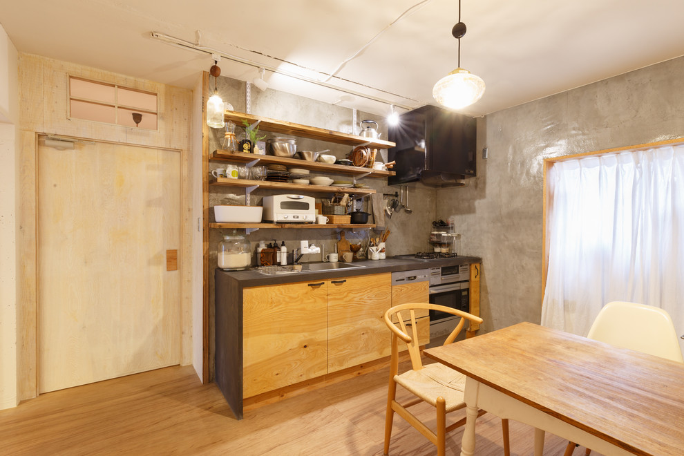 他の地域にある小さなモダンスタイルのおしゃれなキッチン (シングルシンク、フラットパネル扉のキャビネット、中間色木目調キャビネット、無垢フローリング、ベージュの床) の写真