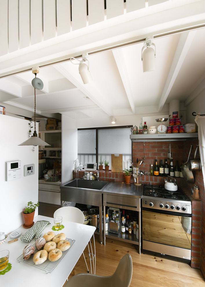 Design ideas for a contemporary kitchen in Tokyo.