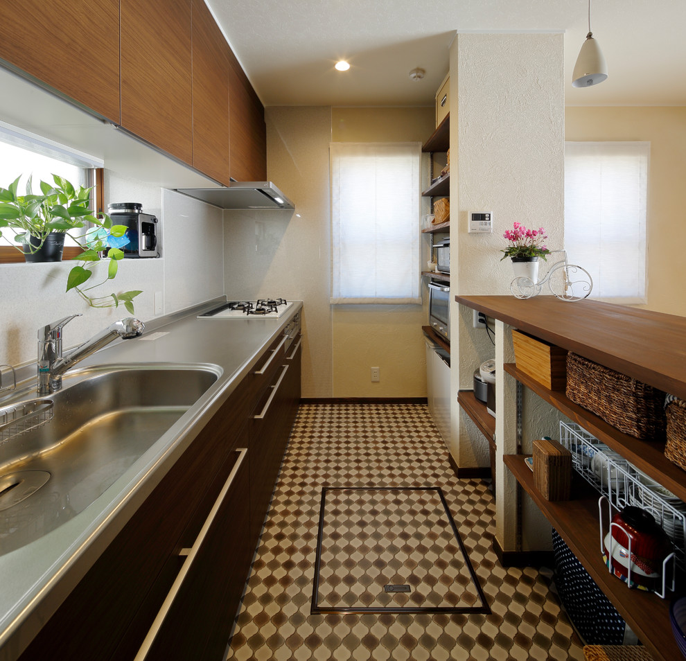Landhaus Küche mit integriertem Waschbecken und buntem Boden in Sonstige