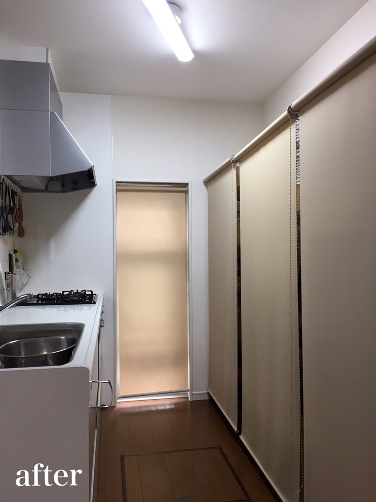 На фото: параллельная кухня-гостиная в стиле лофт с белым фартуком, техникой из нержавеющей стали, полом из фанеры и коричневым полом