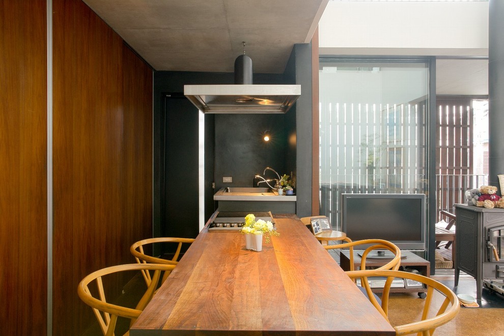Foto di una sala da pranzo aperta verso il soggiorno moderna di medie dimensioni con pavimento in sughero e pavimento marrone