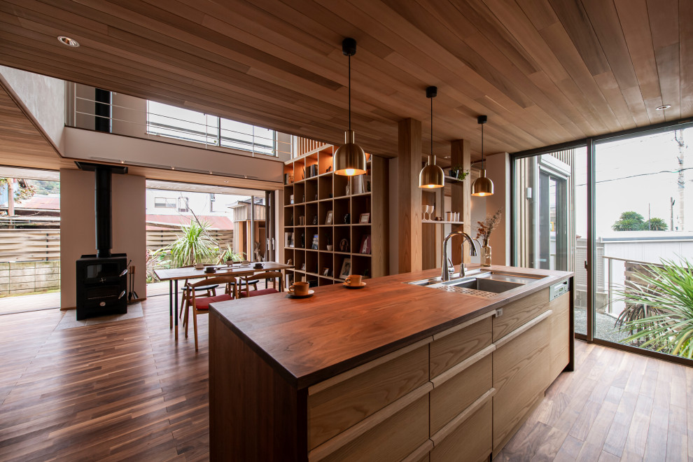 Ejemplo de cocina de estilo zen abierta con encimera de madera y una isla