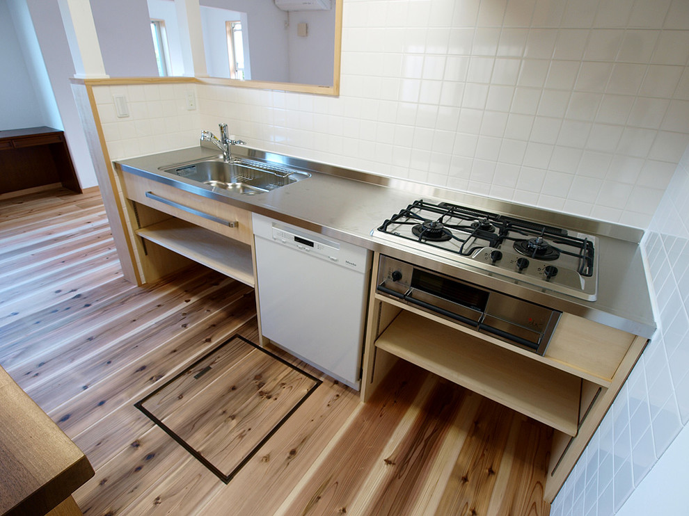 他の地域にある北欧スタイルのおしゃれなキッチン (一体型シンク、オープンシェルフ、ステンレスカウンター、淡色無垢フローリング、ベージュの床) の写真