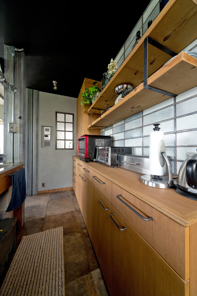 Foto de cocina industrial de tamaño medio abierta con fregadero bajoencimera, armarios abiertos y una isla