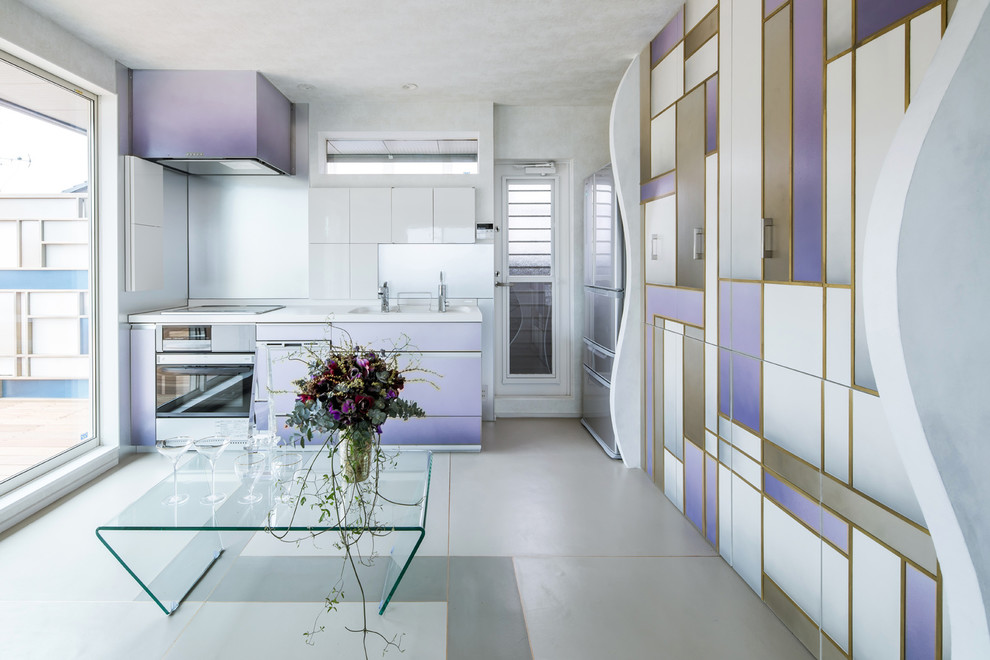 他の地域にあるコンテンポラリースタイルのおしゃれなキッチン (一体型シンク、フラットパネル扉のキャビネット、白いキッチンパネル、グレーの床) の写真
