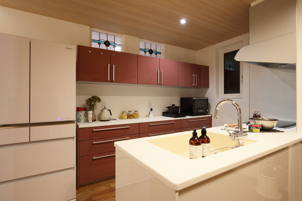 Foto di una cucina scandinava di medie dimensioni con lavello integrato, top in superficie solida, paraspruzzi bianco, parquet scuro e pavimento marrone