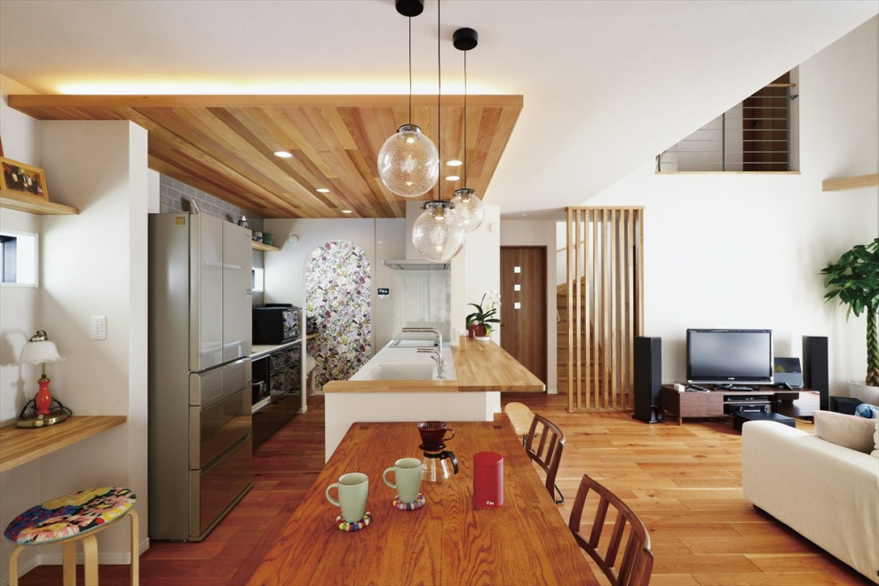 Свежая идея для дизайна: прямая кухня-гостиная среднего размера в стиле лофт с одинарной мойкой, паркетным полом среднего тона, коричневым полом, коричневой столешницей и потолком с обоями - отличное фото интерьера